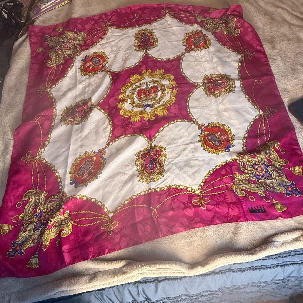 Vintage Leslie Fay Scarf Fuchsia Pink Floral Damask Crown Chain Baroque Square - Picture 8 of 8